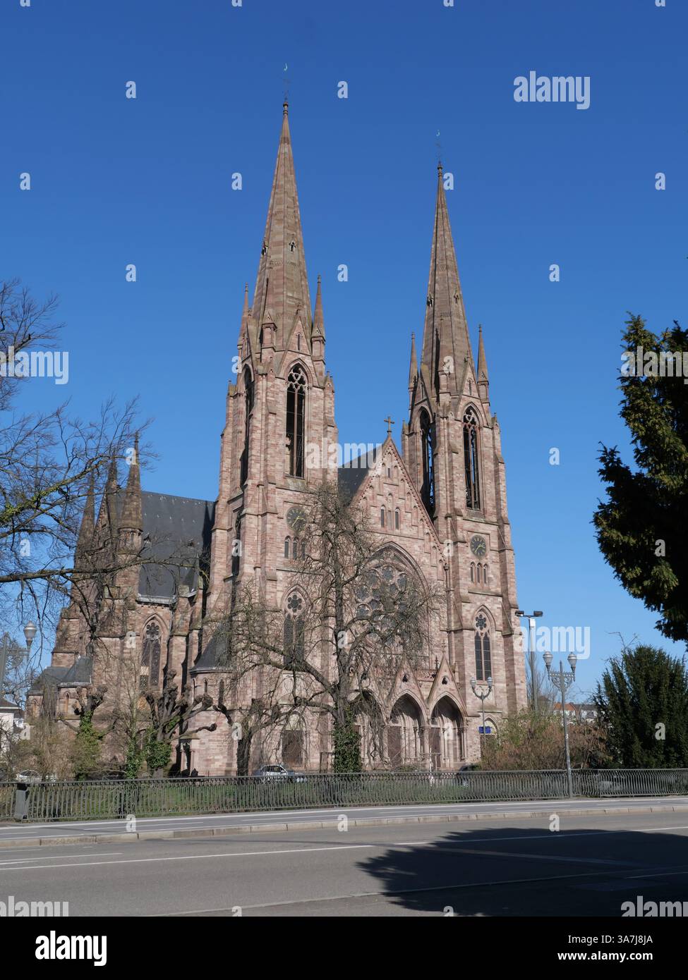 Chiesa neogotica Église réformée Saint-Paul sul fiume Ille a Strasburgo (Alsazia, Francia) Foto Stock