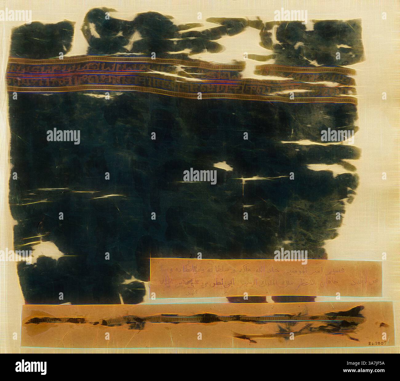 Una composizione astratta con testo a strati e motivi intricati, che contrastano elementi scuri e chiari che evocano un senso di mistero e profondità. La presenza della sceneggiatura in due sezioni distinte aggiunge un significato culturale e storico all'opera., arte classica con un tocco moderno reimmaginata da Artotop, frammenti, 1048/55, Persia, trovata vicino a Bibi Shahr Banu, vicino a Rayy, Iran, seta, broccato Foto Stock