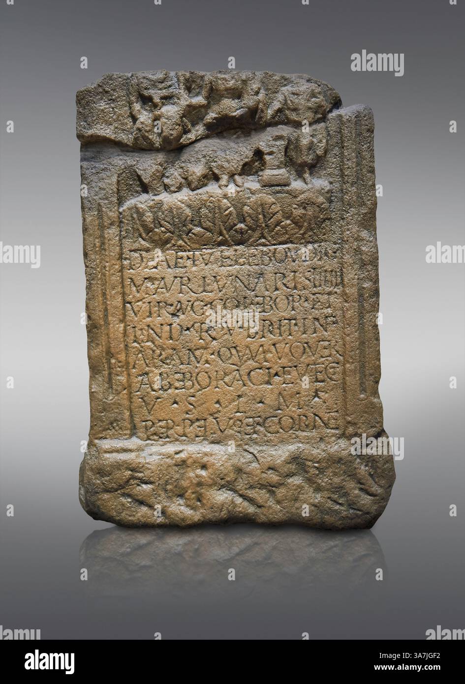 Fusa di un altare romano di fronte realizzato dalla British Millstone Grit, allestito a Bordeaux da Marco Aurelio Lunaris nel 237 d.C. . British Museum di Londra. PRM. fatt Foto Stock