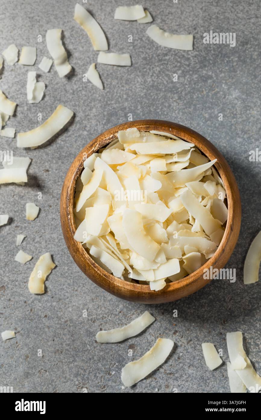 Noce di cocco grattugiato bianco biologico in una ciotola da cuocere Foto Stock