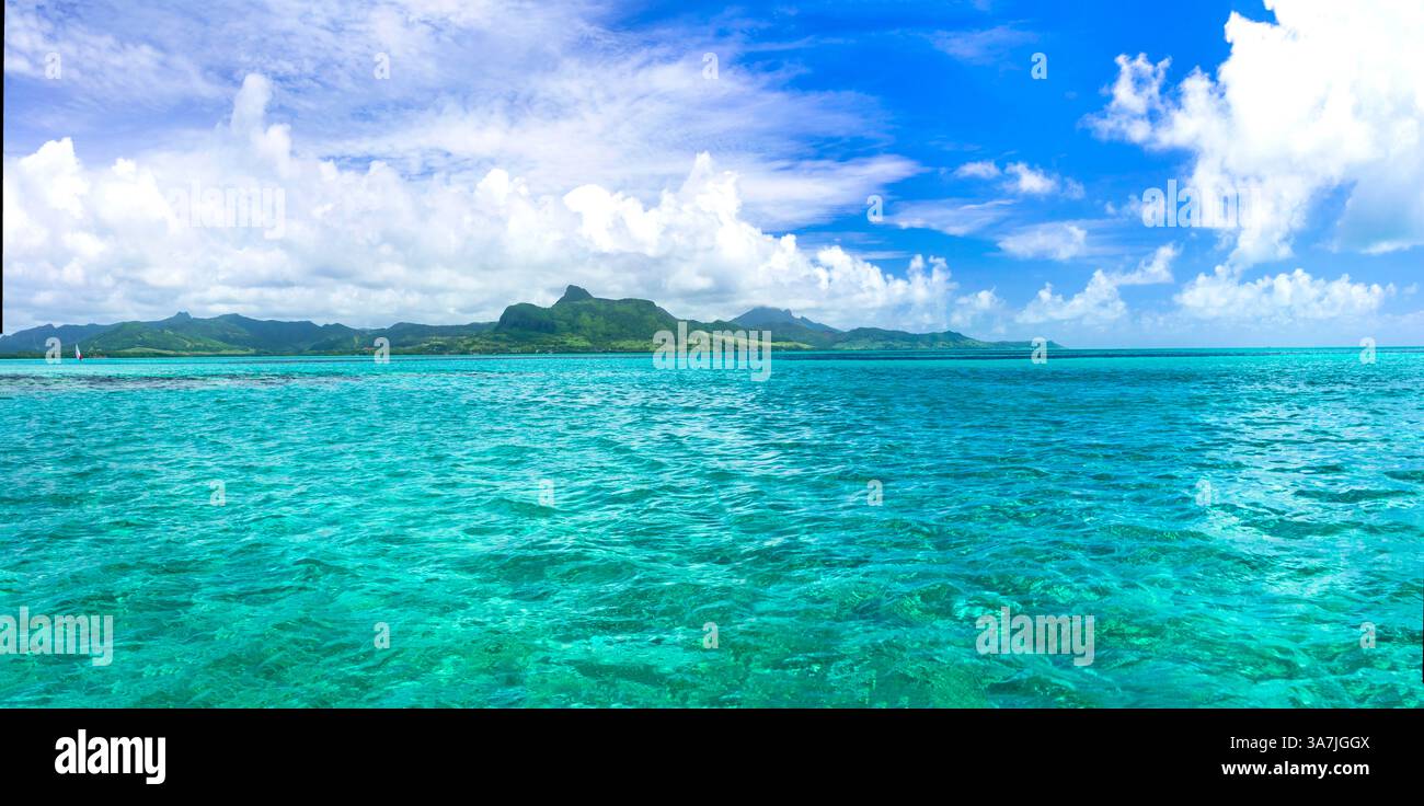 Perfetto mare tropicale limpido e cielo blu. Isole tropicali paradisiache. Sullo sfondo delle montagne della gola dei Lions a Mauritius Foto Stock