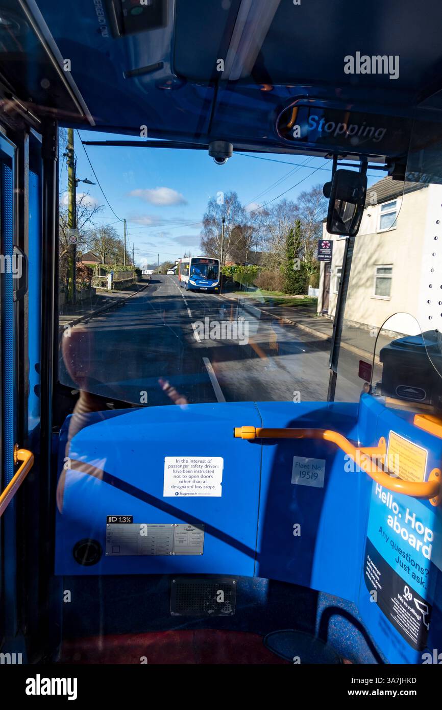 Vista lungo la strada dall'autobus interno del sedile del passeggero anteriore Foto Stock