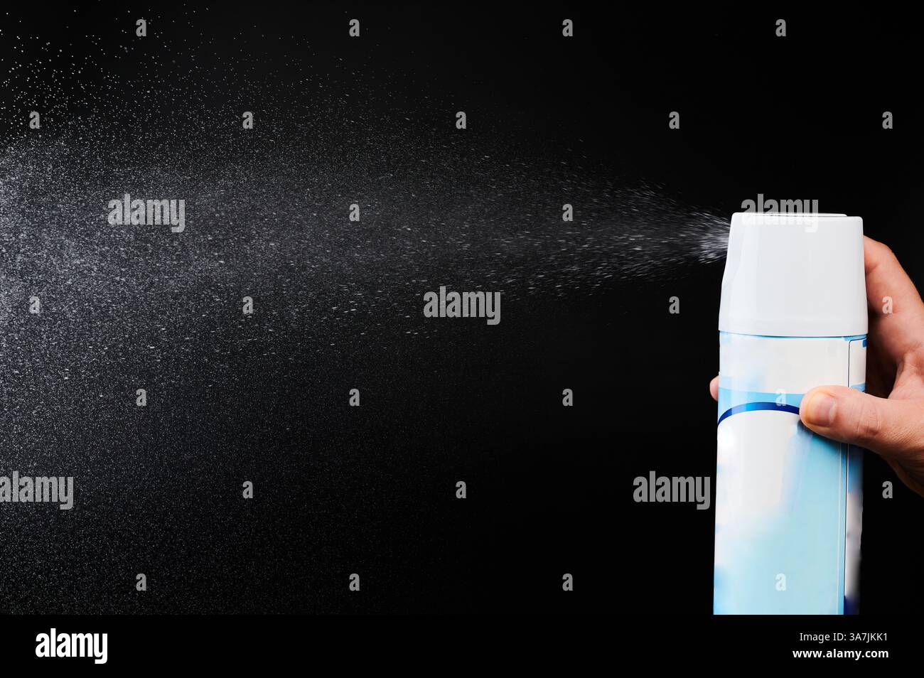 Flusso d'aria dall'irroratrice isolato su sfondo nero studio Foto Stock