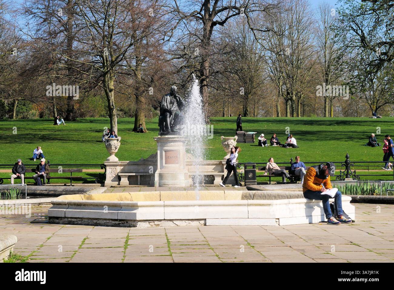 Londra, Regno Unito. 27 marzo 2025. Il tempo primaverile fa entrare i londinesi negli spazi verdi credito: Brian Minkoff/Alamy Live News Foto Stock