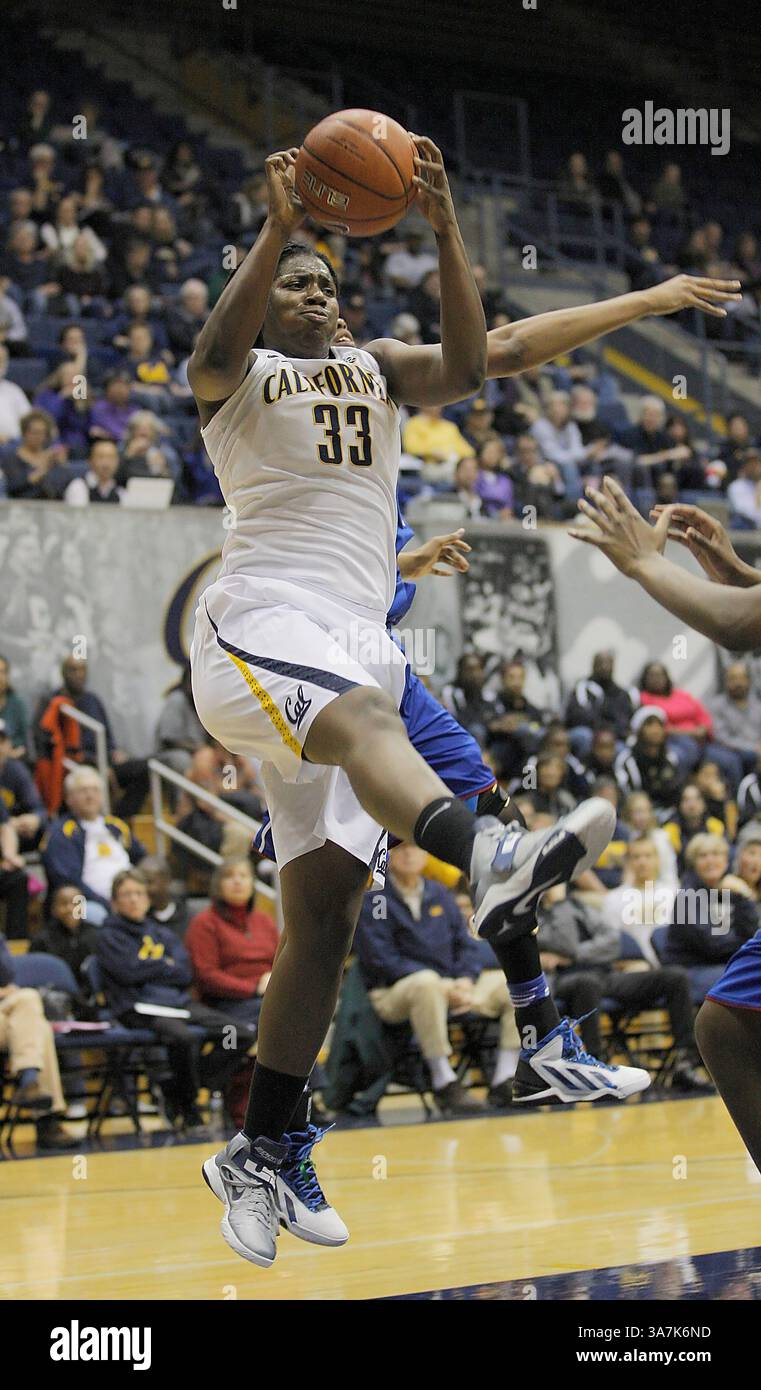21 dicembre 2012 - Berkeley, CA, usa - 21 dicembre 2012 durante la partita di pallacanestro femminile NCAA tra University of Kansas Jayhawk vs California Golden Bears,33 C Talia Caldwell of Cal on the Rebound presso Hass Pavilion Berkeley California(immagine di credito: © Thurman James/Cal Sport Media/ZUMAPRESS.com) Foto Stock
