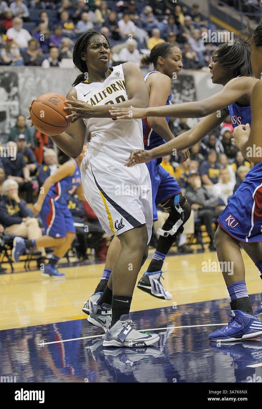 21 dicembre 2012 - Berkeley, CA, usa - 21 dicembre 2012 durante la partita di pallacanestro femminile NCAA tra University of Kansas Jayhawk vs California Golden Bears,33 C Talia Caldwell of Cal presso Hass Pavilion Berkeley California(Credit Image: © Thurman James/Cal Sport Media/ZUMAPRESS.com) Foto Stock