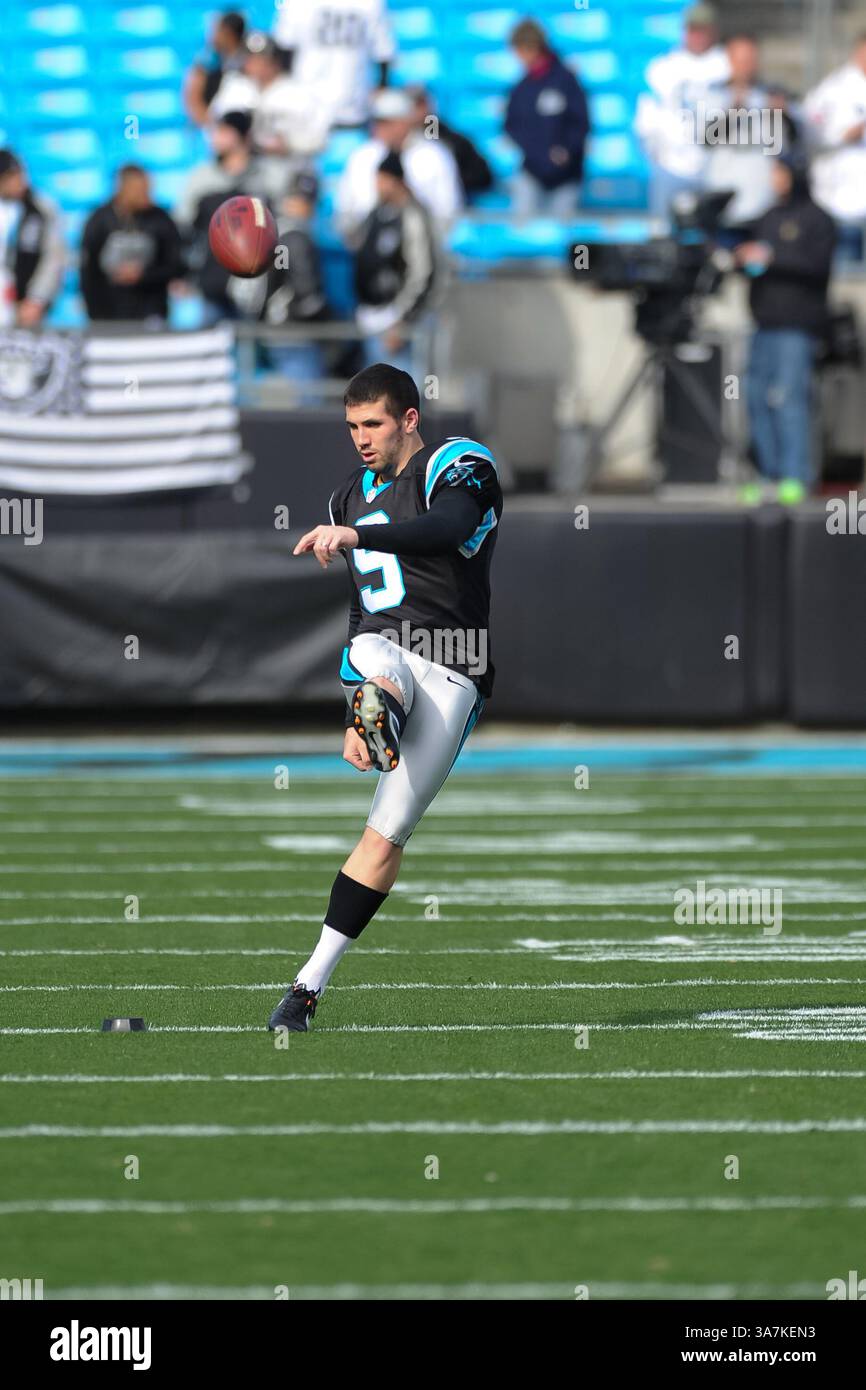 23 dicembre 2012 - Charlotte, North Carolina, U. S - il kicker dei Carolina Panthers GRAHAM GANO (9) si scalda prima di una partita NFL tra gli Oakland Raiders e i Carolina Panthers al Bank of America Stadium. (Immagine di credito: © Shane Roper/ZUMAPRESS.com) Foto Stock