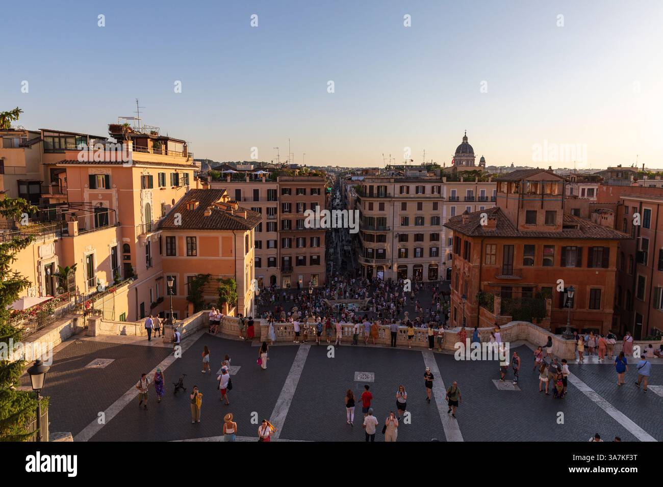 Vista da Piazza della Trinità dei Monti verso la folla riunita in Piazza di Spagna, Roma, Italia. Foto Stock