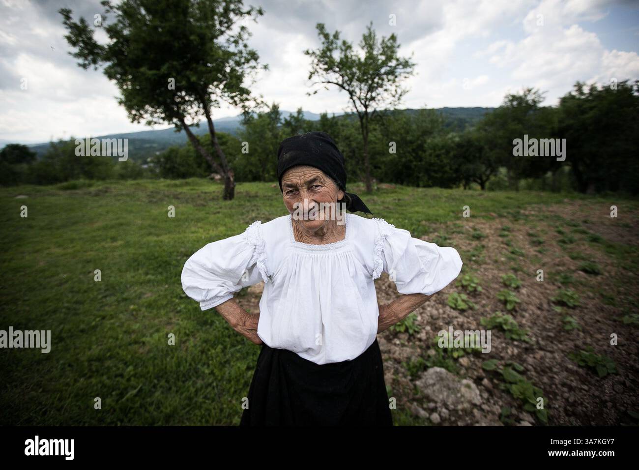30 maggio 2012 - Maramures, Romania - gli agricoltori si vedono nell'abbigliamento tradizionale rumeno a Maramures. (Immagine di credito: © Elijah Hurwitz/ZUMAPRESS.com) Foto Stock