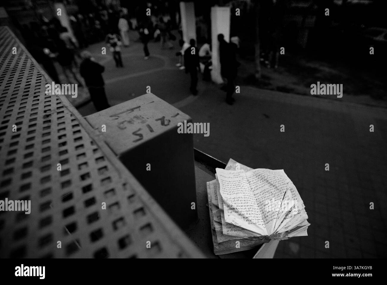 9 maggio 2012 - Tel Aviv, Israele - Un Corano nascosto è visto in cima a una fermata dell'autobus nel sud di Tel Aviv, dove i rifugiati senzatetto aspettano in fila per il cibo da un'organizzazione comunitaria. Ogni anno migliaia di uomini e donne rischiano la vita tentando di entrare illegalmente nella "Fortezza Europa”, dove le politiche di frontiera sempre più rigorose tengono il passo con le circoscrizioni elettorali sempre più orientate alla lotta contro l'immigrazione. Dal 1993, oltre 16.000 persone sono morte cercando di emigrare. Provengono da Sudan, Tunisia, Sierra Leone, Iraq, Afghanistan, Eritrea e Somalia, per citarne alcuni. Alcuni sono rifugiati provenienti da paesi devastati dalla guerra. Altri vedono Foto Stock