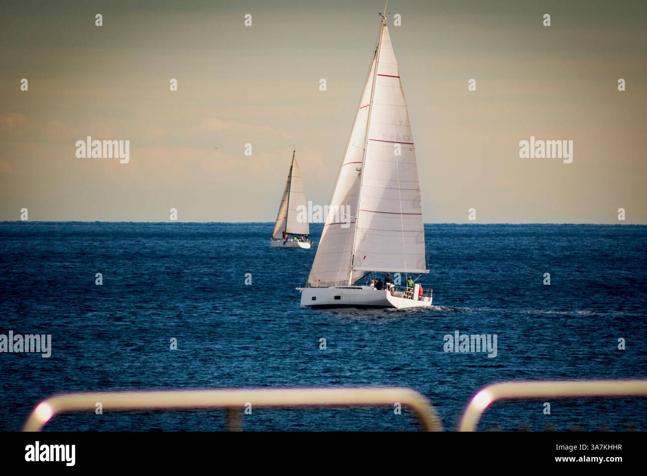 Barche a vela in un mare calmo. Foto Stock