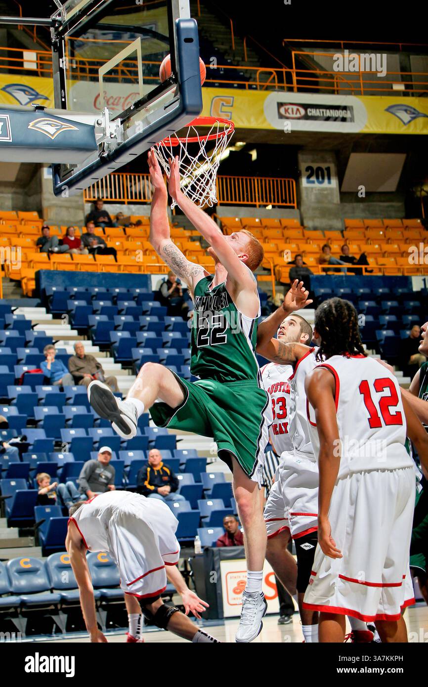 28 dicembre 2012 - Chattanooga, Tennessee, Stati Uniti - l'attaccante della Utah Valley Wolverines Nick Thompson (22) si aggiudica i 2 punti facili nel secondo periodo durante il Dr. Pepper Classic alla McKenzie Arena. (Immagine di credito: © Frank Mattia/ZUMAPRESS.com) Foto Stock