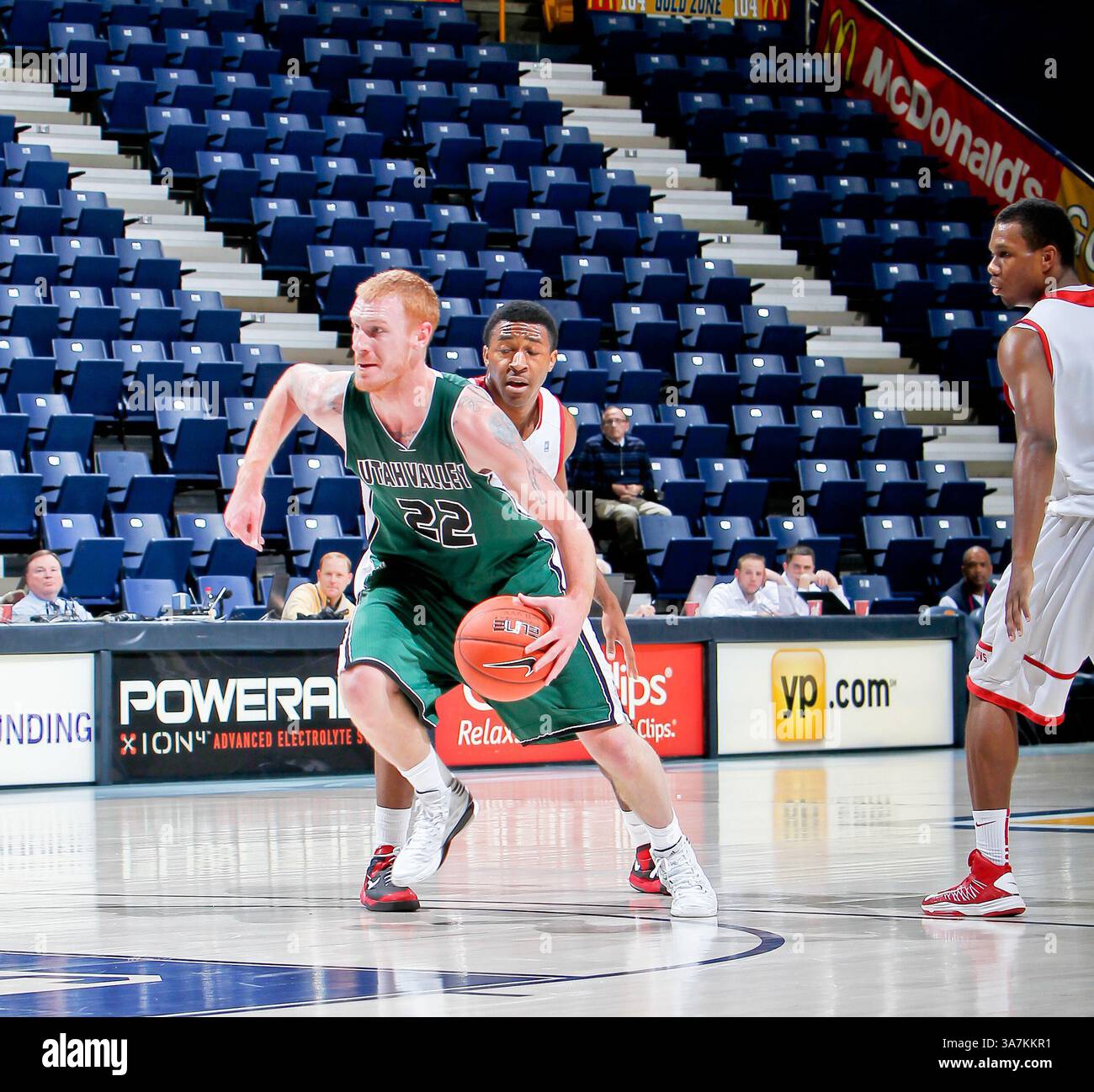 28 dicembre 2012 - Chattanooga, Tennessee, USA - l'attaccante dei Wolverines della Utah Valley Nick Thompson (22) mostra quanta velocità ha in una pausa veloce nel secondo periodo durante il Dr. Pepper Classic alla McKenzie Arena. (Immagine di credito: © Frank Mattia/ZUMAPRESS.com) Foto Stock