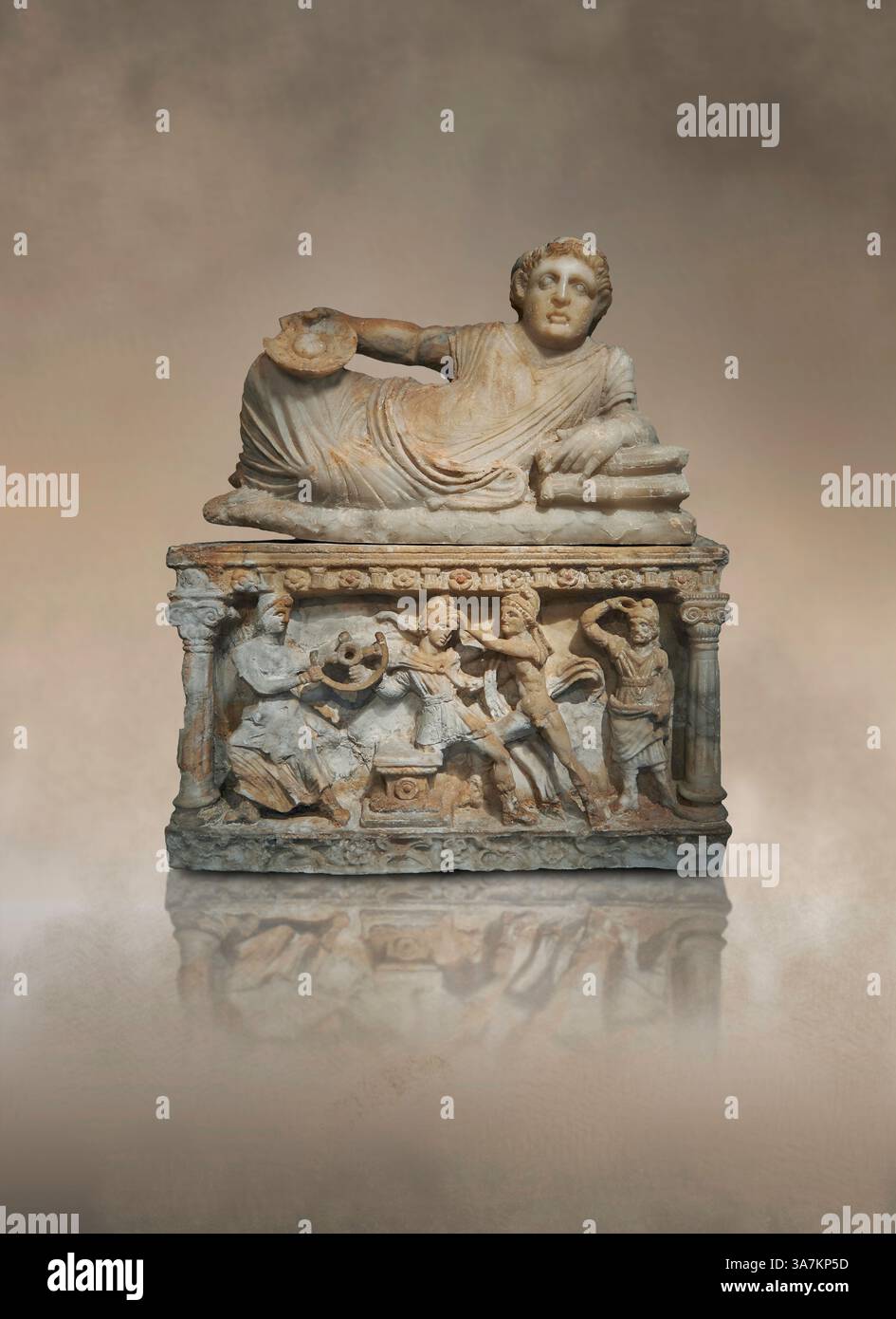 Urna cineraria etrusca. Sul coperchio un uomo si sdraia tenendo in mano una ciotola di Omphalos, mentre sul lato è raffigurata la morte di Myrtilus. Alabastro, di Monterigg Foto Stock