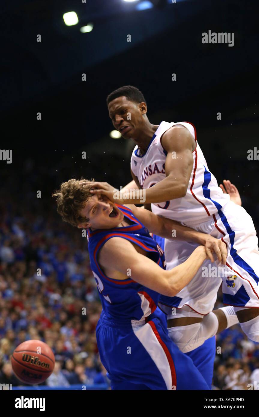 29 dicembre 2012 - Lawrence, KS, Stati Uniti d'America - 29 dicembre 2012, Lawrence, Kansas..Kansas la guardia Jayhawk Andrew White III n. 3 è chiamata per la carica nelle notti di sabato 89-57 vittoria sugli American University Eagles. ..Mark Weaver/Cal Sport Media(immagine di credito: © Mark Weaver/Cal Sport Media/ZUMAPRESS.com) Foto Stock