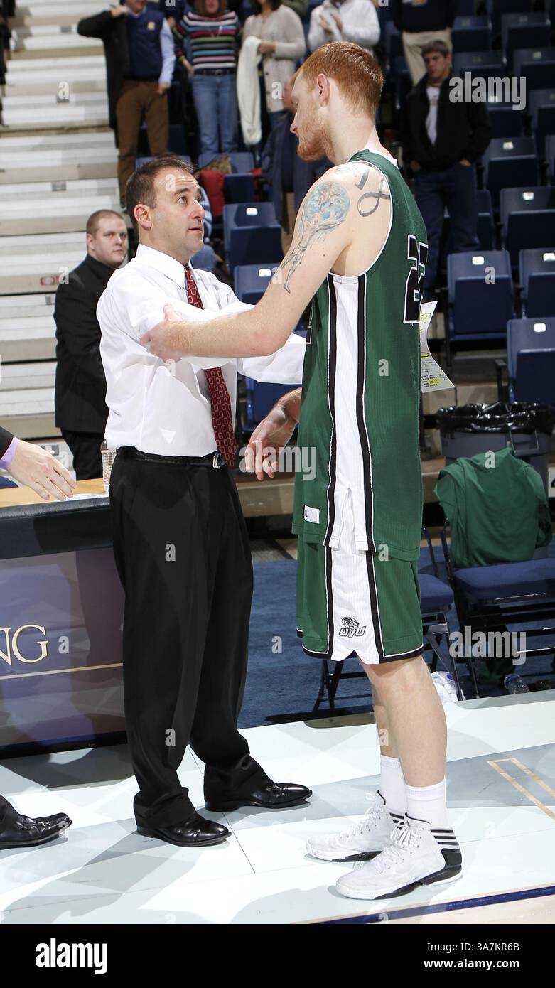 29 dicembre 2012 - Chattanooga, Tennessee, Stati Uniti - il capo-allenatore dei Chattanooga Mocs John Shulman parla con l'attaccante degli Utah Valley Wolverines Nick Thompson (22) della sua tripla doppia la sera prima dopo la partita di campionato del Dr. Pepper Classic alla McKenzie Arena, UT Chattanooga sconfigge Utah Valley 76-69. (Immagine di credito: © Frank Mattia/ZUMAPRESS.com) Foto Stock