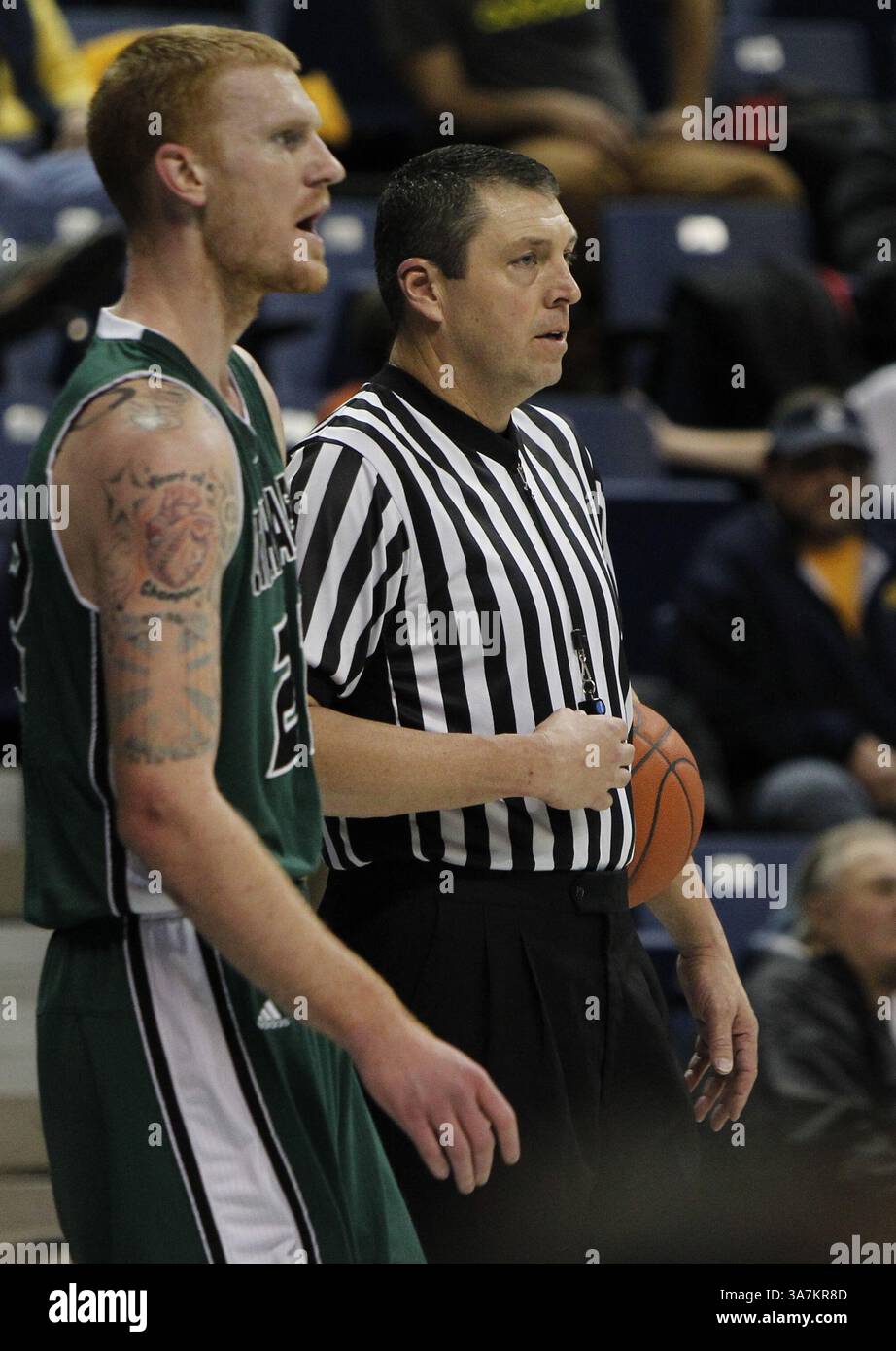29 dicembre 2012 - Chattanooga, Tennessee, USA - l'attaccante dei Wolverines della Utah Valley Nick Thompson (22) parla con uno dei rif nel secondo tempo durante la finale del Dr. Pepper Classic alla McKenzie Arena, UT Chattanooga sconfigge Utah Valley 76-69. (Immagine di credito: © Frank Mattia/ZUMAPRESS.com) Foto Stock