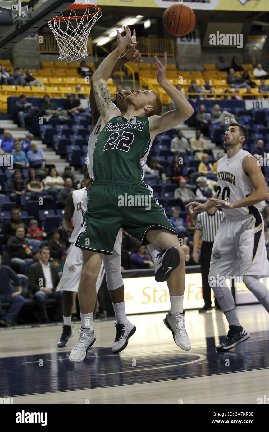 29 dicembre 2012 - Chattanooga, Tennessee, Stati Uniti - Utah Valley Wolverines attaccante Nick Thompson (22) e Chattanooga Mocs attaccante Z. Mason (30) combattono per il pallone nel secondo tempo durante la finale del Dr. Pepper Classic alla McKenzie Arena, UT Chattanooga sconfigge Utah Valley 76-69. (Immagine di credito: © Frank Mattia/ZUMAPRESS.com) Foto Stock
