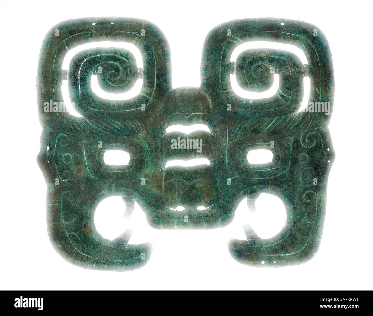 Un intricato manufatto di giada caratterizzato da disegni vorticosi e un volto stilizzato, che mostra artigianato artistico e significato culturale. Arte classica con un tocco moderno reimmaginata da Artotop, Mask, dinastia Zhou occidentale (1046–771 a.C.), circa IX secolo a.C., Cina, si dice che si sia trovata nella provincia di Shaanxi, Cina, Bronzo Foto Stock