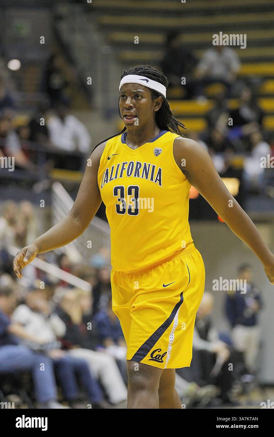 28 dicembre 2012 - Berkeley, CA, USA - 28 2012 dicembre durante la partita di pallacanestro femminile NCAA tra George Washington Colonials vs California Golden Bears,33 F Talia Caldwell of Cal presso Hass Pavilion Berkeley California(Credit Image: © Thurman James/Cal Sport Media/ZUMAPRESS.com) Foto Stock