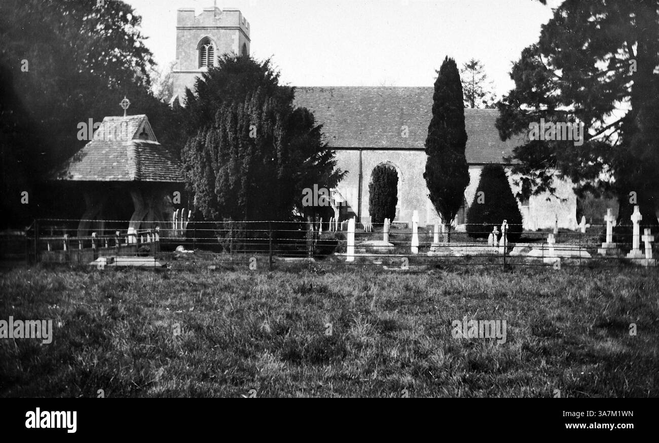 1929, chiesa e cimitero, Wonston, un villaggio e parrocchia civile situato nell'Hampshire, Inghilterra. Si trova vicino a Winchester e comprende insediamenti come Sutton Scotney, Stoke Charity, Norton e Hunton. L'area è conosciuta per la sua campagna panoramica e i monumenti storici, come la chiesa parrocchiale di San Michele, che risale al 1190. Da una raccolta di fotografie amatoriali non attribuite nell'intervallo di date, 1929-1936, che includono le festività del Regno Unito e dell'Europa. La maggior parte delle immagini originali erano circa 3 ½ x 2 pollici. Foto Stock