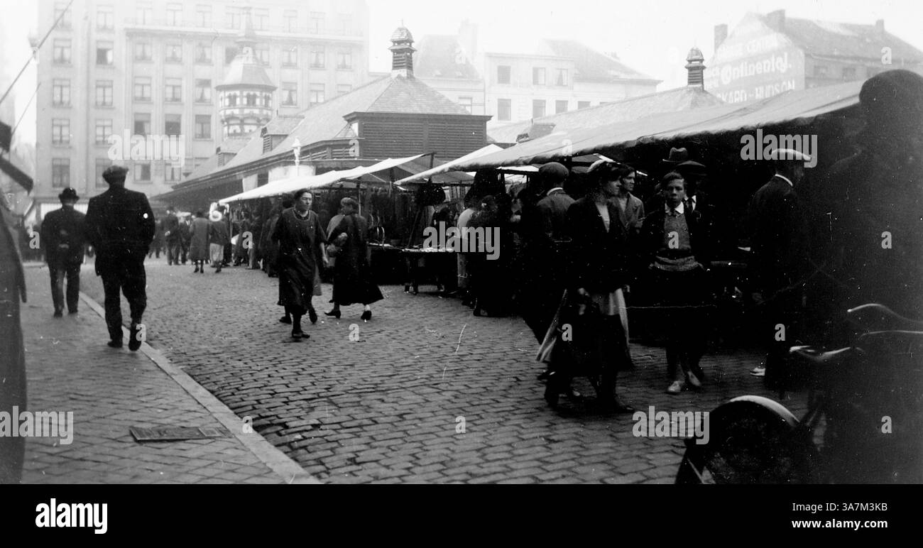 1932. Un vivace mercato di strada a Ostenda, Belgio, con bancarelle coperte e pedoni in primo piano. Da una raccolta di fotografie amatoriali non attribuite nell'intervallo di date, 1929-1936, che includono le festività del Regno Unito e dell'Europa. La maggior parte delle immagini originali erano circa 3 ½ x 2 pollici. Foto Stock