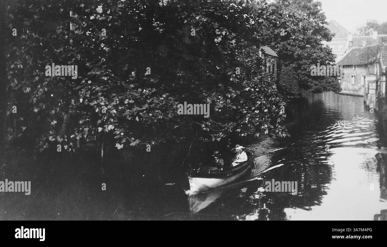 1932, una barca sul canale, vicino a Quai Vert a Bruges, Belgio, con case sul lungomare sullo sfondo. Da una raccolta di fotografie amatoriali non attribuite nell'intervallo di date, 1929-1936, che includono le festività del Regno Unito e dell'Europa. La maggior parte delle immagini originali erano circa 3 ½ x 2 pollici. Foto Stock