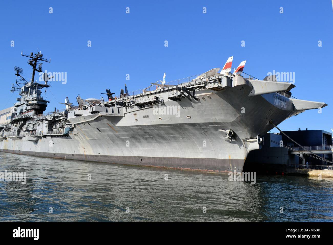 L'Intrepid Sea Air and Space Museum è ormeggiato nel fiume Hudson, Manhattan, New York. E' un superbo museo e un punto di riferimento storico nazionale. Foto Stock