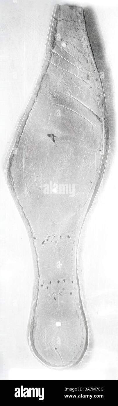 Un'impronta di una suola per scarpe, che mostra motivi e usura intricati, rivelando il design unico e la storia del suo utilizzo. Arte classica con un tocco moderno reinventata da Artotop, Sole di una scarpa, c. 1460, Inghilterra, trovata al London Wall, Inghilterra Foto Stock