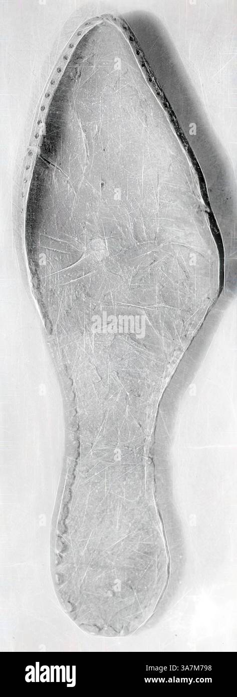 Una vista dettagliata di una suola di scarpa, che mostra i suoi contorni e la sua consistenza, con segni di usura visibili che raccontano una storia d'uso. Arte classica con un tocco moderno reinventata da Artotop, Sole di una scarpa, c. 1480, Inghilterra, trovata a Silver Street, Cambridge, Inghilterra Foto Stock