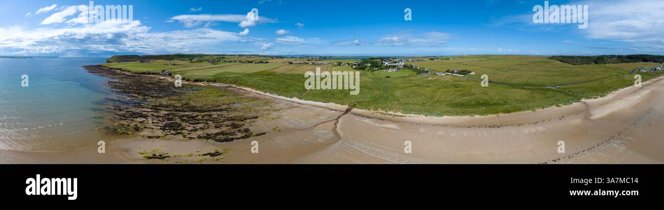 Un panorama aereo del Dunnet Village e di Dunnet Head a Caithness, Scozia Foto Stock