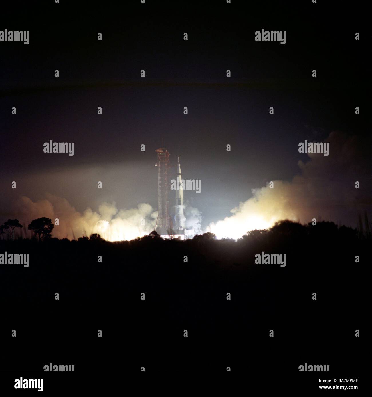 13 agosto 2008 - l'enorme Apollo 17 (navicella spaziale 114/Lunar Module 12/Saturn 512), alto 363 piedi, viene lanciato dal Pad A., Launch Complex 39, Kennedy Space Center (KSC), Florida, alle 12:33 del 7 dicembre 1972. L'Apollo 17, l'ultima missione di atterraggio lunare del programma Apollo della NASA, fu il primo lancio notturno del Saturn V. A bordo della navicella spaziale Apollo 17 c'erano l'astronauta Eugene A. Cernan, comandante; l'astronauta Ronald E. Evans, pilota di modulo di comando; e lo scienziato-astronauta Harrison H. Schmitt, pilota di modulo lunare. Fiamma dei cinque motori F-1 dell'Apollo/Saturno Foto Stock