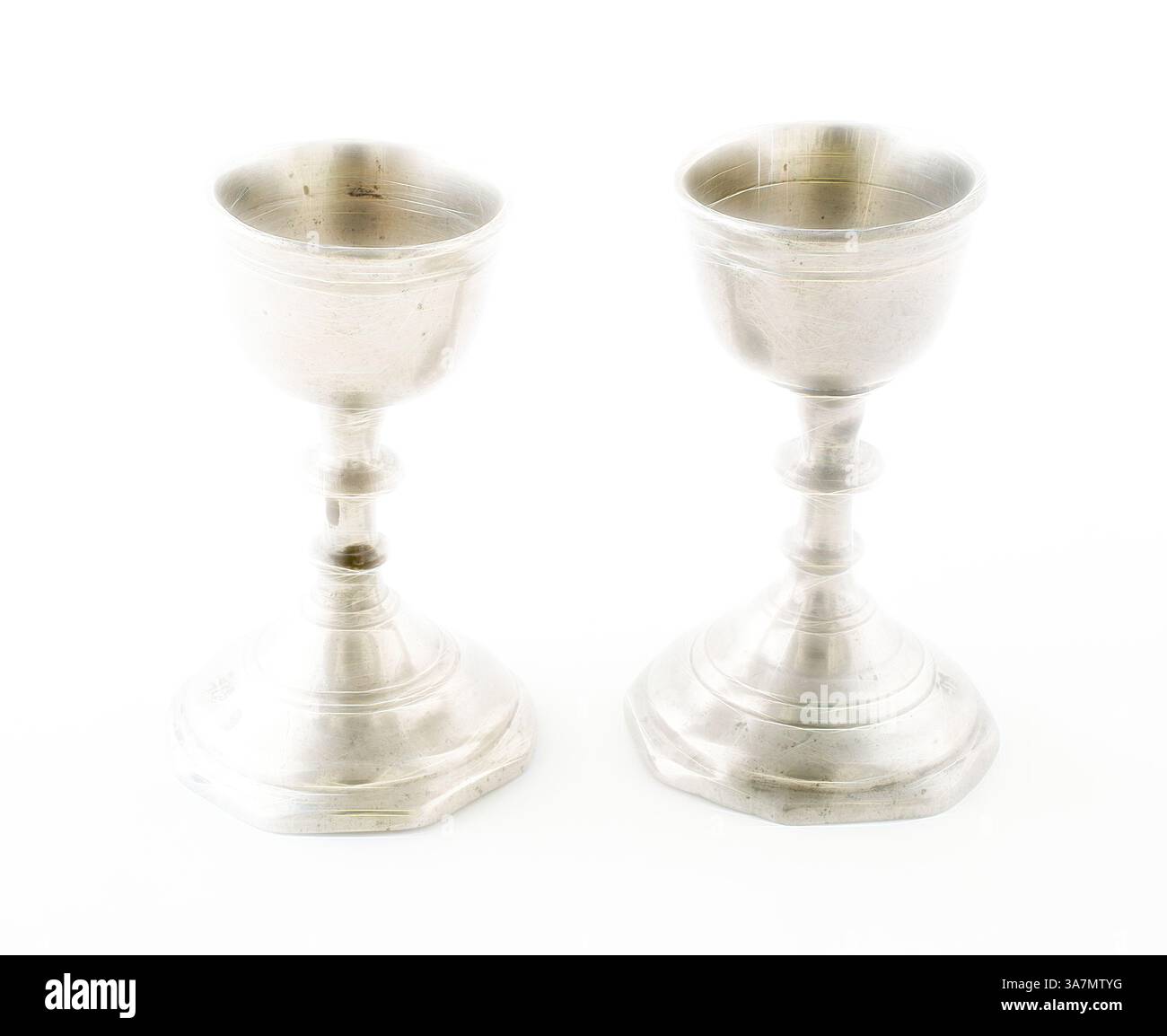 Un paio di eleganti chalici metallici con basi intricate, che presentano una finitura lucida e un design senza tempo. Arte classica con un tocco moderno reinventata da Artotop, coppia di piccoli chalici, inizio XVIII secolo, regione berlina, Francia, Peltro Foto Stock