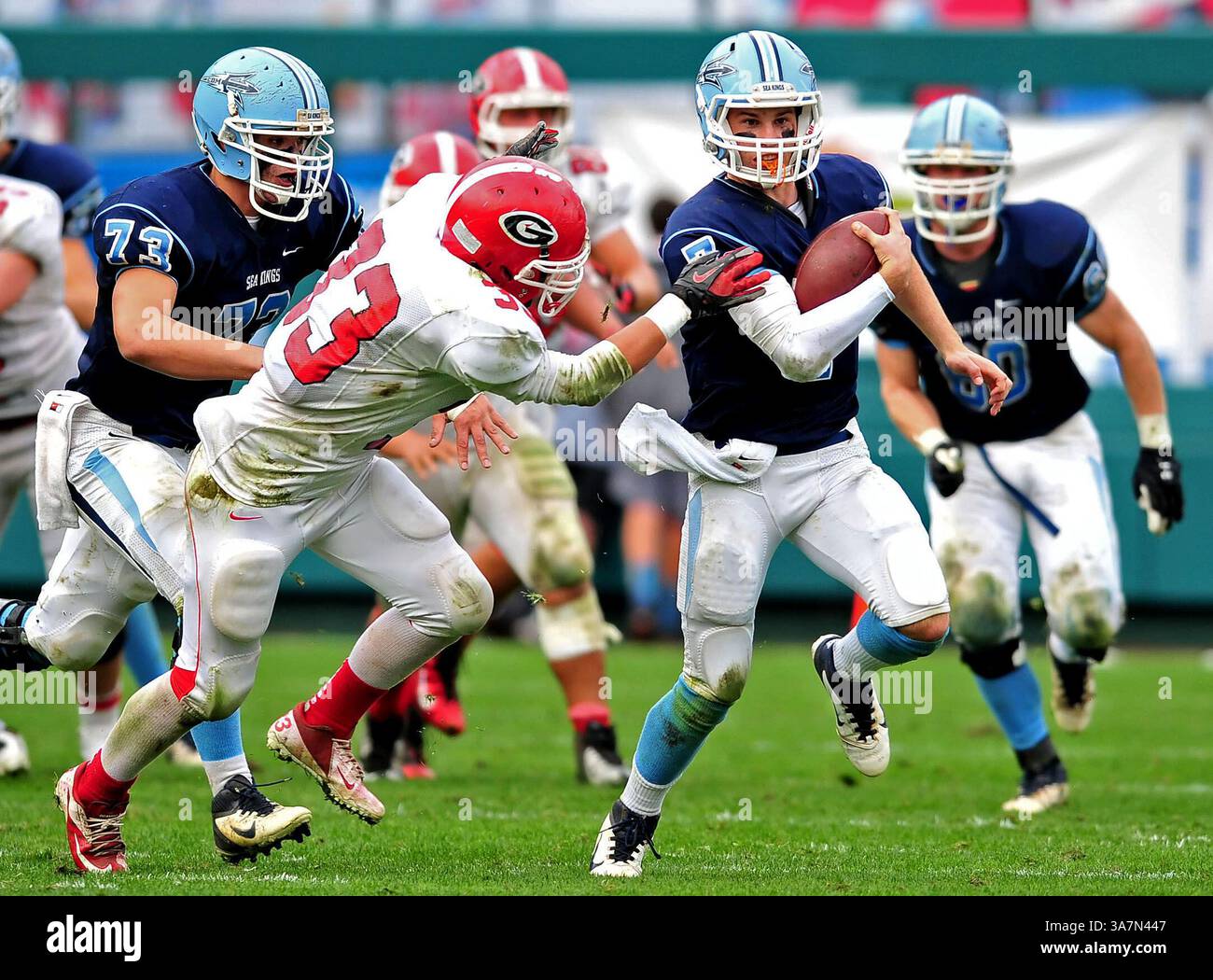 1 dicembre 2012 Anaheim, CA. Il quarterback dei Corona del Mar Sea Kings Cayman Carter #7 corre per un primo down nel secondo quarto in azione durante la partita di football Prep tra Garden Grove Argonauts e Corona del Mar Sea Kings nella partita del campionato CIF Southern Division di Varsity Prep Football all'Angels Stadium di Anaheim, California..i Corona del Mar Sea Kings sconfiggono i Garden Grove Argonauts 35-10.Louis Lopez/CSM(Credit Image: © Louis Lopez/Cal Sport Media/Cal Sport/ZUMAPRESS.com) Foto Stock