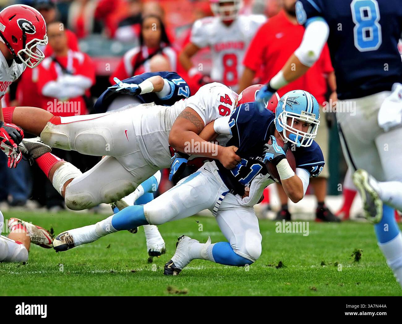 1 dicembre 2012 Anaheim, CA. Corona del Mar Sea Kings rb, Cole Martin #11 conquista il passaggio per un primo down nel primo quarto in azione durante la partita di football Prep tra Garden Grove Argonauts e Corona del Mar Sea Kings nella partita del campionato CIF Southern Division di Varsity Prep Football all'Angels Stadium di Anaheim, California..i Corona del Mar Sea Kings sconfiggono i Garden Grove Argonauts 35-10.Louis Lopez/CSM(Credit Image: © Louis Lopez/Cal Sport Media/Cal ZUMAPRESS.com) Foto Stock