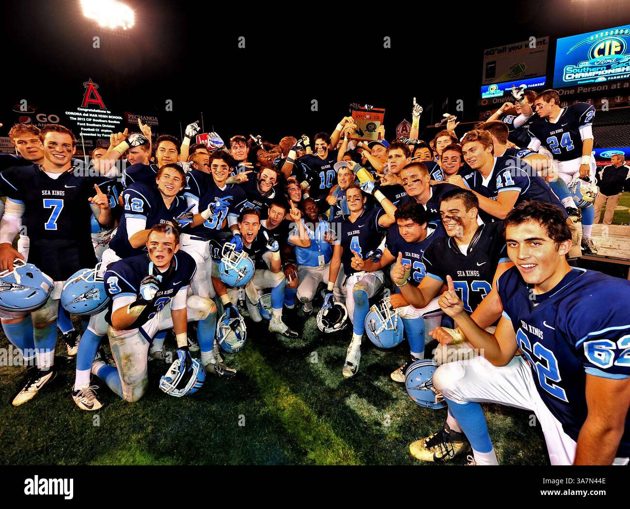 1 dicembre 2012 Anaheim, CA. I Corona del Mar Sea Kings festeggiano dopo aver vinto la partita di football Prep tra i Garden Grove Argonauts e Corona del Mar Sea Kings nella partita del campionato della divisione sud CIF di Varsity Prep Football all'Angels Stadium di Anaheim, California. I Corona del Mar Sea Kings sconfiggono i Garden Grove Argonauts 35-10.Louis Lopez/CSM(Credit Image: © Louis Lopez/Cal Sport Media/ZUMAPRESS.com) Foto Stock