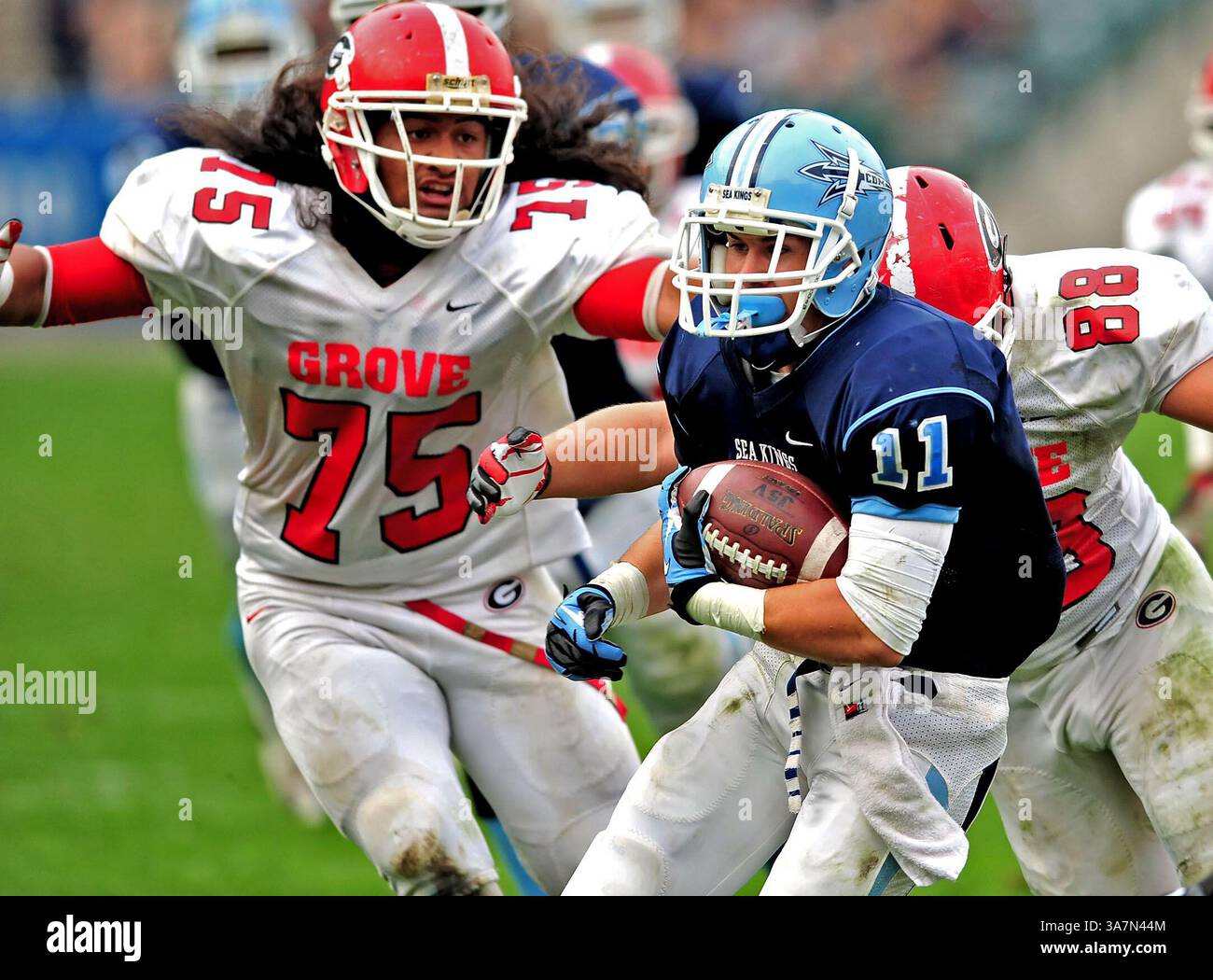 1 dicembre 2012 Anaheim, CA. Corona del Mar Sea Kings rb, Cole Martin #11 prende il passaggio e corre per un primo down come Garden Grove Argonauts g, dt Jeremiah Ailes #75 e Garden Grove Argonauts te, p Josh Huff #88 chiudono per il tackle nel secondo quarto in azione durante la partita di calcio Prep tra Garden Grove Argonauts e Corona del Mar Sea Kings nella partita di campionato Varsity Prep Football CIF Southern Division all'Angels Stadium di Anaheim, California..i Corona del Mar Sea Kings sconfiggono i Garden Grove Argonauts 35-10.Louis Lopez/CSM(Credit Image: © Louis Lopez/Cal Sport medi Foto Stock