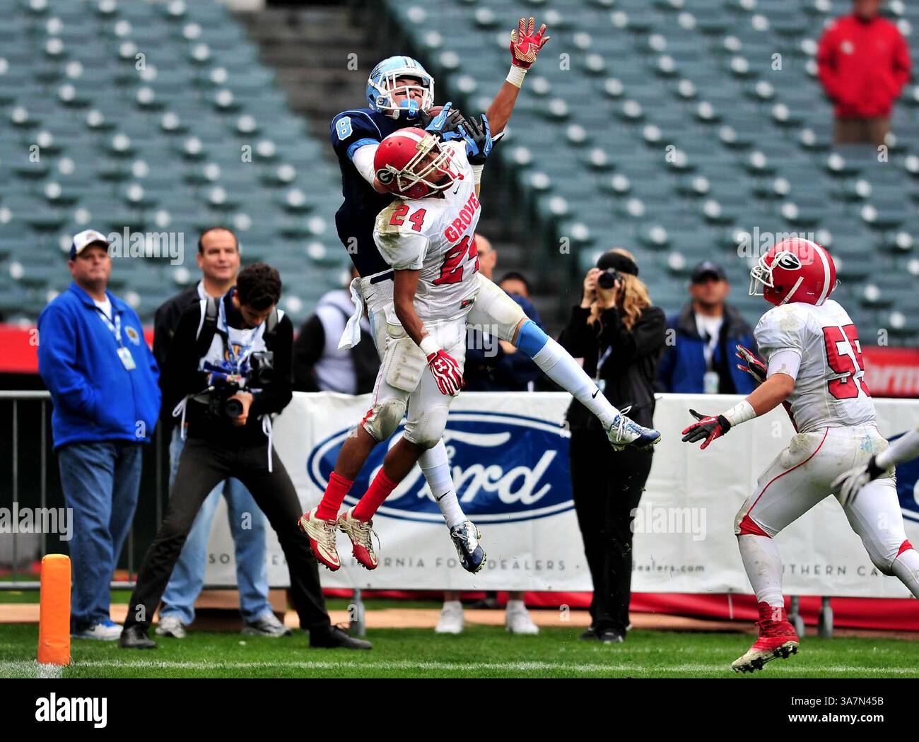 1 dicembre 2012 Anaheim, CA. Il wide receiver Corona del Mar Sea Kings Troy Reese #8 riceve il passaggio da touchdown su Garden Grove Argonauts cb Ezri Calderon #24 nel secondo quarto in azione durante la partita di football Prep tra Garden Grove Argonauts e Corona del Mar Sea Kings nella partita di campionato della Varsity Prep Football CIF Southern Division all'Angels Stadium di Anaheim, California 35 ZUMAPRESS.com. Foto Stock