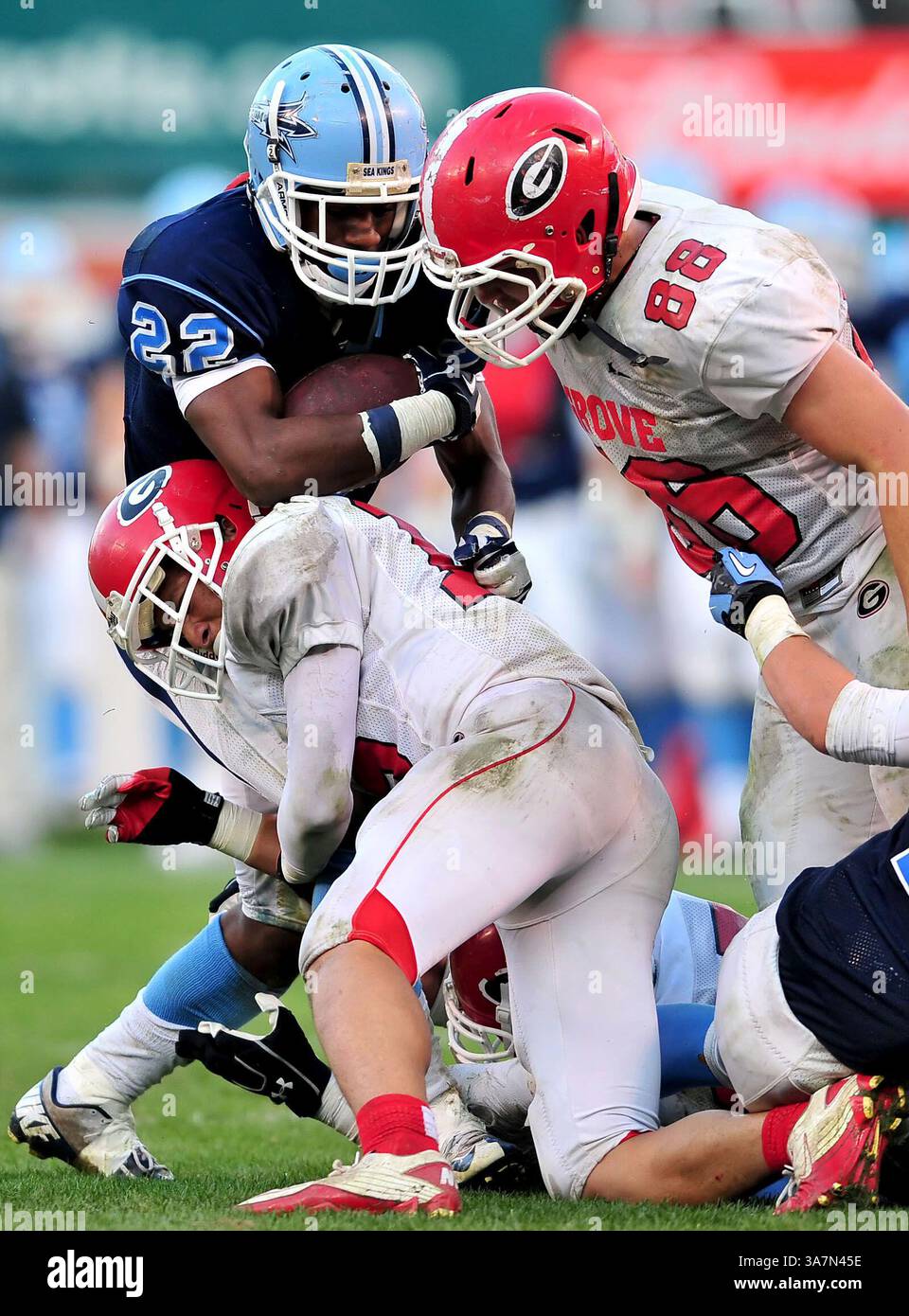 1 dicembre 2012 Anaheim, CA. Corona del Mar Sea Kings rb, Kai Wilson #22 corre come Garden Grove Argonauts Josh Huff #88 tackle nel terzo quarto in azione durante la partita di calcio Prep tra Garden Grove Argonauts e Corona del Mar Sea Kings nella partita di campionato della Varsity Prep Football CIF Southern Division all'Angels Stadium di Anaheim, California..The Corona del Mar Sea Kings sconfiggono i Garden Grove Argonauts 35-10.Louis Lopez/CSM Sport © ZUMAPRESS.com Foto Stock