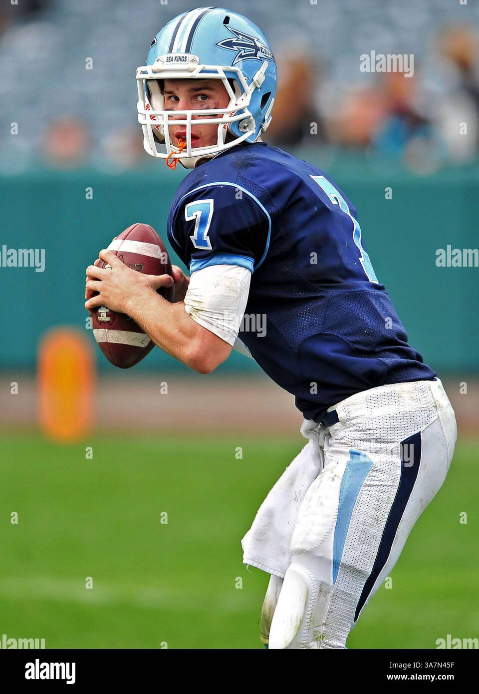 1 dicembre 2012 Anaheim, CA. Corona del Mar Sea Kings quarterback Cayman Carter #7 in azione durante la partita di football Prep tra Garden Grove Argonauts e Corona del Mar Sea Kings nella partita del campionato CIF Southern Division di Varsity Prep Football all'Angels Stadium di Anaheim, California..i Corona del Mar Sea Kings sconfiggono i Garden Grove Argonauts 35-10.Louis Lopez/CSM(Credit Image: © Louis Lopez/Cal Sport Media/ZUMAPRESS.com) Foto Stock