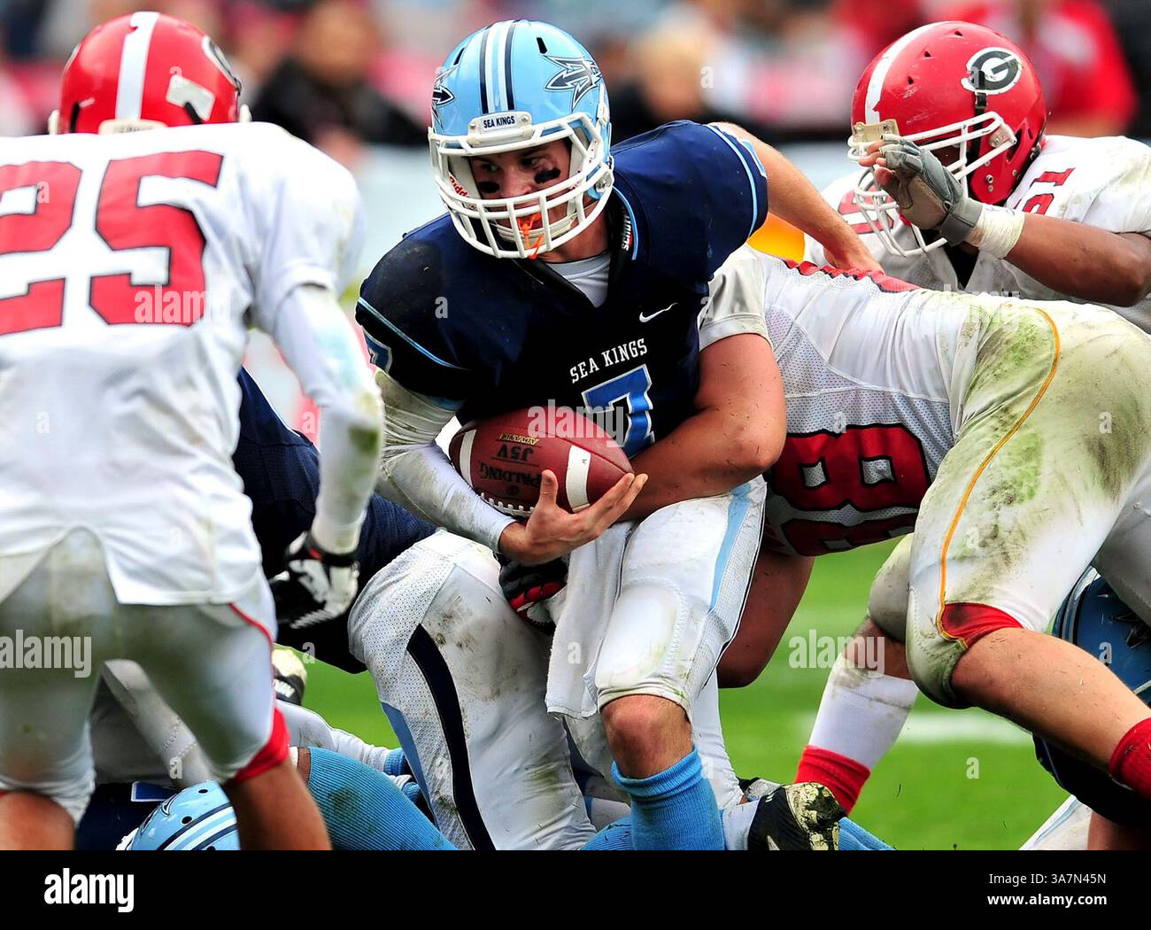 1 dicembre 2012 Anaheim, CA. Il quarterback dei Sea Kings Cayman Carter #7 corre in azione durante la partita di football Prep tra i Garden Grove Argonauts e Corona del Mar Sea Kings nella partita del campionato CIF Southern Division di Varsity Prep Football all'Angels Stadium di Anaheim, California..i Corona del Mar Sea Kings sconfiggono i Garden Grove Argonauts 35-10.Louis Lopez/CSM(Credit Image: © Louis Lopez/Cal Sport Media/ZUMAPRESS.com) Foto Stock