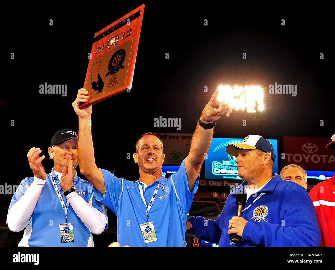 1 dicembre 2012 Anaheim, CA. Scott Meyer, allenatore dei Corona del Mar Sea Kings, regge il Trofeo festeggiando la vittoria della partita di football Prep tra Garden Grove Argonauts e Corona del Mar Sea Kings nella partita del campionato CIF Southern Division di Varsity Prep Football all'Angels Stadium di Anaheim, California..i Corona del Mar Sea Kings sconfiggono i Garden Grove Argonauts 35-10.Louis Lopez/CSM(Credit Image: © Louis Lopez/Cal Sport Media/ZUMAPRESS.com) Foto Stock