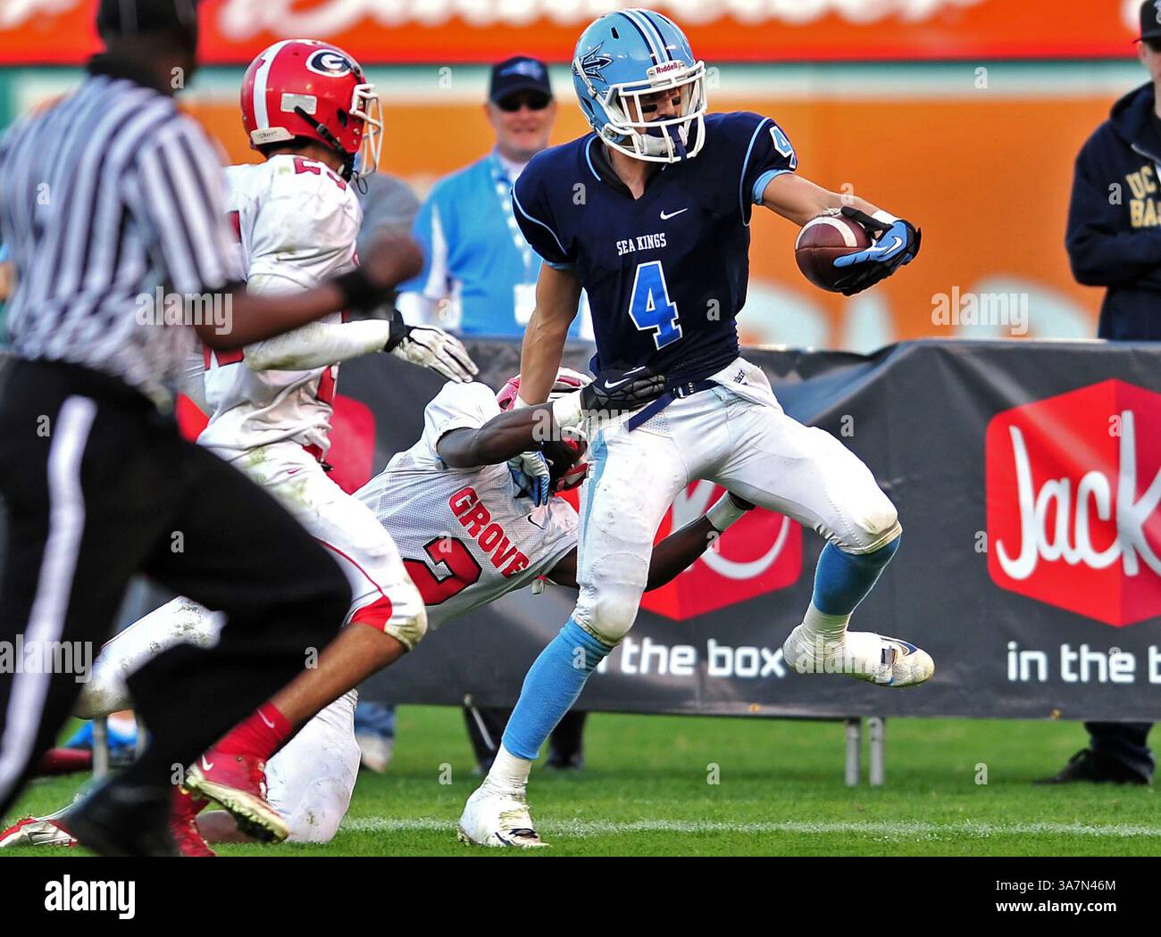 1 dicembre 2012 Anaheim, CA. Corona del Mar il wide receiver dei Sea Kings Chris Johnstone #4 riceve il passaggio e corre come Garden Grove Argonauts cb Simaj Bilal #2 lo affronta sulla linea delle 2 yard nel terzo quarto in azione durante la partita di calcio Prep tra Garden Grove Argonauts e Corona del Mar Sea Kings nella partita di campionato della divisione sud del Varsity Prep Football CIF all'Angels Stadium di Anaheim, California..i Corona del Mar Sea Kings sconfiggono i Garden Grove Argonauts 35-10.Louis Lopez/CSM(Credit Image: © Louis Lopez/Cal Sport Media/ZUMAPRESS.com) Foto Stock
