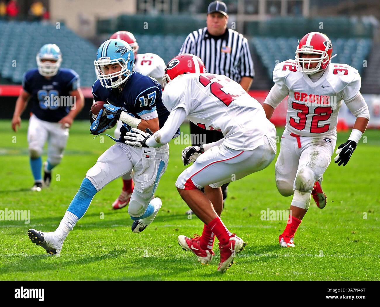 1 dicembre 2012 Anaheim, CA. Corona del Mar Sea Kings Wr, Bo St. Geme #17 corre nel primo quarto in azione durante la partita di calcio Prep tra Garden Grove Argonauts e Corona del Mar Sea Kings nella partita del campionato CIF Southern Division di Varsity Prep Football all'Angels Stadium di Anaheim, California..i Corona del Mar Sea Kings sconfiggono i Garden Grove Argonauts 35-10.Louis Lopez/CSM(Credit Image: © Louis Lopez/Cal Sport Media/ZUMAPRESS.com) Foto Stock