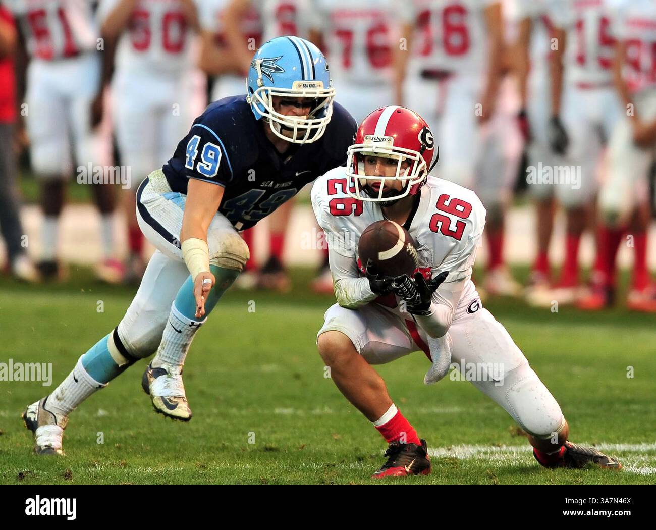 1 dicembre 2012 Anaheim, CA. Garden Grove Argonauts Wr, Austen Christian #26 conquista il passaggio mentre Corona del Mar Sea Kings LB Robbie Hoffman #49 difende nel quarto quarto periodo in azione durante la partita di calcio Prep tra Garden Grove Argonauts e Corona del Mar Sea Kings nella partita di campionato della Varsity Prep Football CIF Southern Division all'Angels Stadium di Anaheim, California 35 ZUMAPRESS.com. Foto Stock