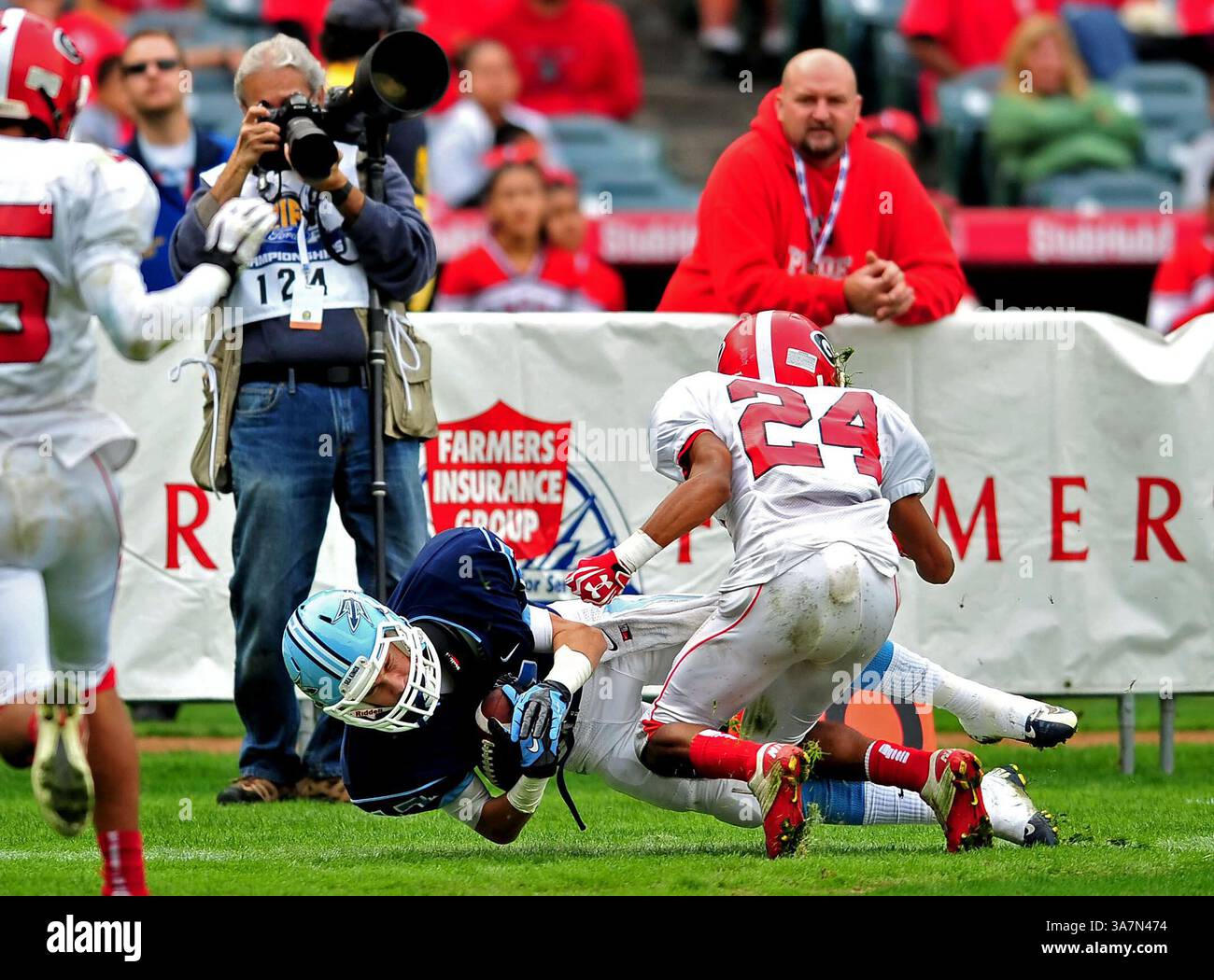 1 dicembre 2012 Anaheim, CA. Corona del Mar Sea Kings Wr,Bo St. Geme #17 conquista il passaggio di fronte a Garden Grove Argonauts cb Ezri Calderon #24 nel secondo quarto in azione durante la partita di calcio Prep tra Garden Grove Argonauts e Corona del Mar Sea Kings nel Varsity Prep Football CIF Southern Division Championship Game all'Angels Stadium di Anaheim, California..Corona del Mar Sea Kings sconfigge Garden Grove Argonauts 35-10.Louis Credit Sport Lopez © Lopez/Louis Lopez/Louis Lopez ZUMAPRESS.com.Lopez. Foto Stock