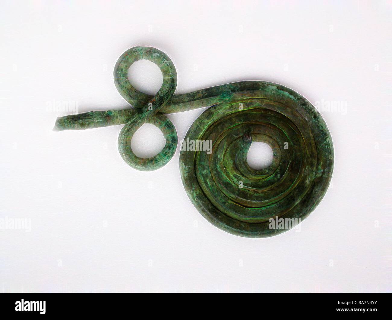 Un pezzo di metallo dal design complesso, caratterizzato da una forma a spirale con una forma liscia e fluida e una distinta patina verde. Il design suggerisce fluidità ed eleganza, ricordando le forme organiche che si trovano nella natura., arte classica con un tocco moderno reinventata da Artotop, spirale fibula, periodo geometrico (800–700 a.C.), greco, Tessaglia, Tessaglia, bronzo Foto Stock