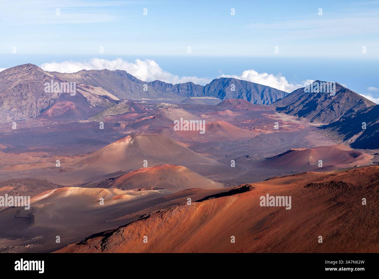 Kula, HI, USA, 12 dicembre 2017: Una vista panoramica del terreno vulcanico di Haleakala a Maui, Hawaii, con crateri rossi e marroni e colline lussureggianti Foto Stock
