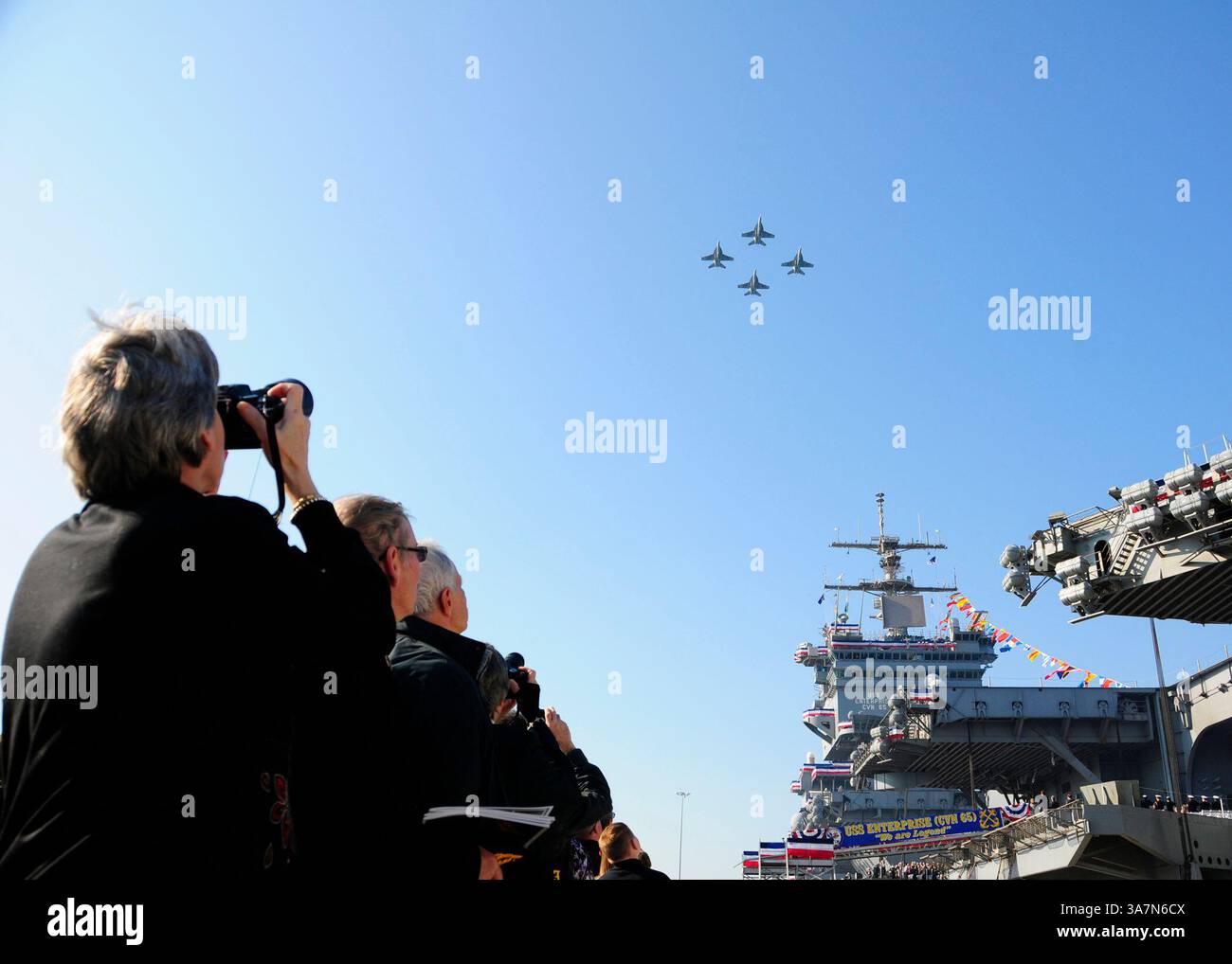 1 dicembre 2012 - Norfolk, Virginia, Stati Uniti - i partecipanti osservano un volo cerimoniale durante la cerimonia di disattivazione della portaerei USS Enterprise (CVN 65). Enterprise è stata commissionata nel 1961 ed è prevista per celebrare la sua disattivazione, il 1° dicembre, dopo 51 anni di servizio. (Immagine di credito: © MC2 Nick C. Scott/Navy Media Content Service/ZUMAPRESS.com) Foto Stock