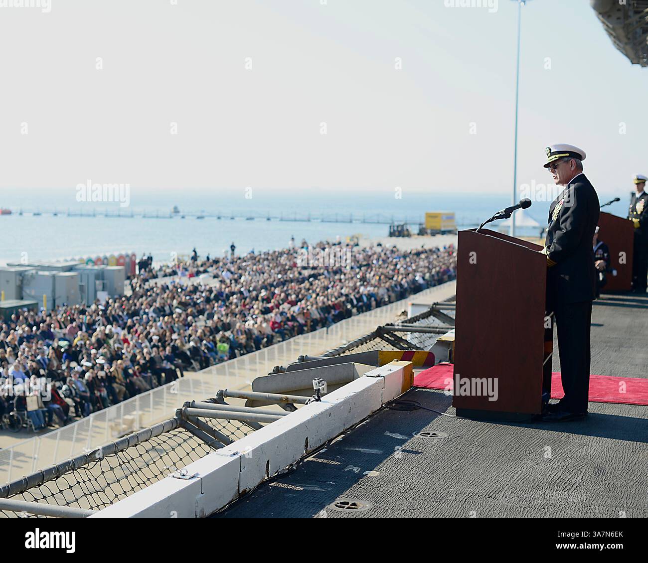 1 dicembre 2012 - Norfolk, Virginia, Stati Uniti - il capitano WILLIAM C. HAMILTON, comandante dell'USS Enterprise (CVN 65) parla durante la cerimonia di inattivazione della nave. Enterprise è stata commissionata nel 1961 ed è prevista per celebrare la sua disattivazione, il 1° dicembre, dopo 51 anni di servizio. (Immagine di credito: © MC2 Brooks B. Patton/Navy Media Content Service/ZUMAPRESS.com) Foto Stock